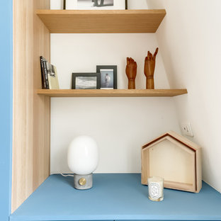 Diseño de vestidor unisex, minimalista, con puertas de armario azules y suelo de madera clara