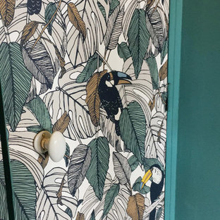 Modelo de armario vintage, pequeño, con armarios con rebordes decorativos, puertas de armario verdes, suelo de madera clara y suelo naranja