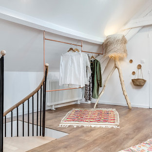 Ispirazione per una cabina armadio unisex stile americano di medie dimensioni con nessun'anta, pavimento in legno massello medio e pavimento marrone