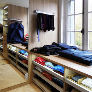 Cette photo montre un grand dressing room tendance pour un homme avec un placard sans porte et moquette.