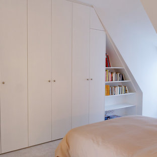Exemple d'un placard dressing romantique de taille moyenne avec un placard à porte plane, des portes de placard blanches et moquette.