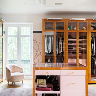 Exemple d'un dressing et rangement tendance.