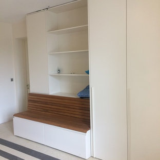 Imagen de armario vestidor unisex, actual, de tamaño medio, con armarios con paneles lisos y puertas de armario beige