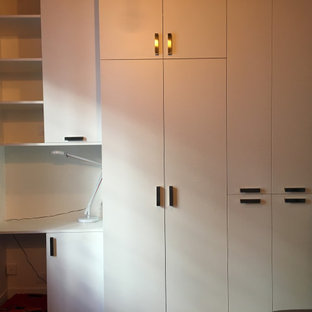 Idee per un piccolo armadio o armadio a muro unisex contemporaneo con ante lisce, ante bianche, parquet chiaro e pavimento beige