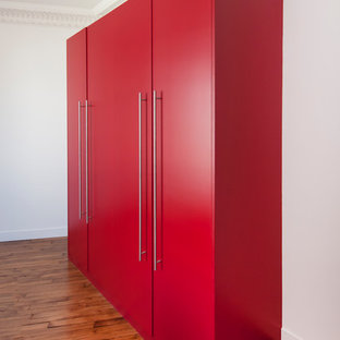EIngebautes, Großes, Neutrales Modernes Ankleidezimmer mit roten Schränken, braunem Holzboden und beigem Boden in Paris