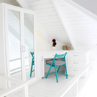 Foto di un piccolo armadio o armadio a muro per donna scandinavo con ante lisce, ante in legno chiaro, pavimento in legno verniciato e pavimento bianco