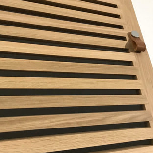 Esempio di un armadio o armadio a muro nordico di medie dimensioni con ante a persiana e ante in legno chiaro