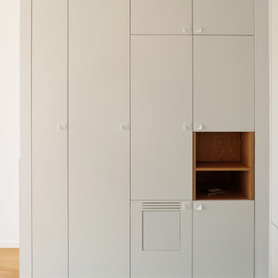 EIngebautes, Kleines, Neutrales Modernes Ankleidezimmer mit flächenbündigen Schrankfronten, weißen Schränken und türkisem Boden in Paris
