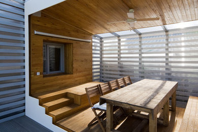 Inspiration pour une terrasse design avec un gazebo ou pavillon.