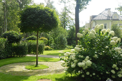Design ideas for a classic garden in Moscow.
