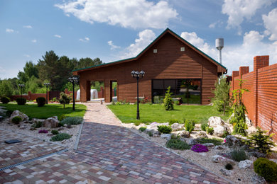 Foto di un patio o portico con pavimentazioni in pietra naturale e un gazebo o capanno