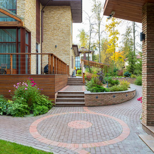 Idee per un grande patio o portico eclettico