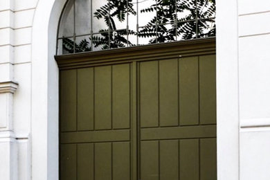 ベルリンにあるトラディショナルスタイルのおしゃれな玄関ロビー (濃色木目調のドア) の写真