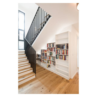 Bücherregal im Treppenhaus beleuchtet - Contemporary - Staircase - Other -  by Schreinerei Syring | Houzz
