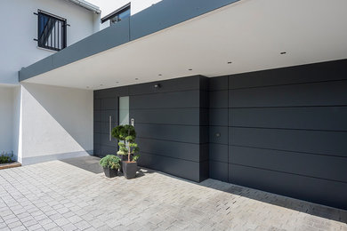 Mittelgroße Moderne Haustür mit schwarzer Wandfarbe, Granitboden, Einzeltür, schwarzer Haustür und grauem Boden in Nürnberg