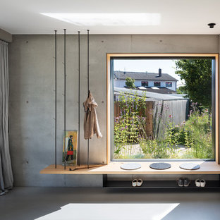 Esempio di un ampio corridoio scandinavo con pareti grigie e pavimento in cemento