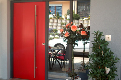 Mittelgroße Moderne Haustür mit Einzeltür und roter Haustür in Stuttgart