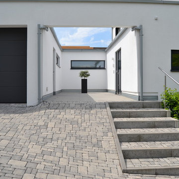 Flachdachhaus im Bauhausstil mit intergrierter Großraum-Garage