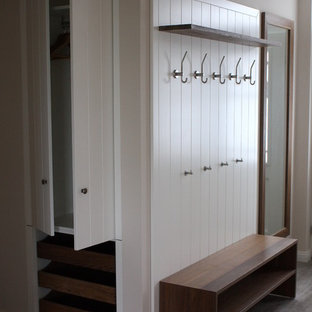 Diseño de entrada de estilo de casa de campo, de tamaño medio, con paredes blancas, suelo de piedra caliza y suelo beige