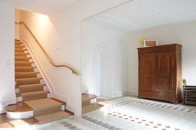 Großes Klassisches Foyer mit weißer Wandfarbe, Porzellan-Bodenfliesen, Einzeltür und weißer Haustür in Essen