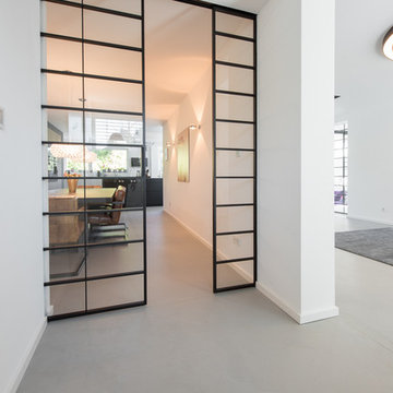 Grau eingefärbter Beton Cirè in Esszimmer, Küche und Eingangsbereich