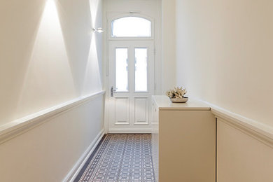 Mittelgroßer Klassischer Eingang mit Korridor, weißer Wandfarbe, Einzeltür, weißer Haustür und buntem Boden in Bonn
