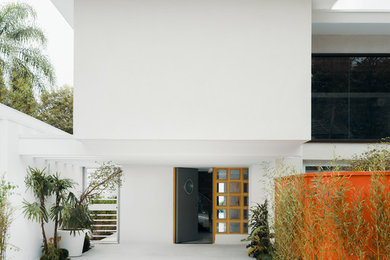 Mittelgroße Asiatische Haustür mit weißer Wandfarbe, Betonboden, Einzeltür, weißem Boden und grauer Haustür in Berlin