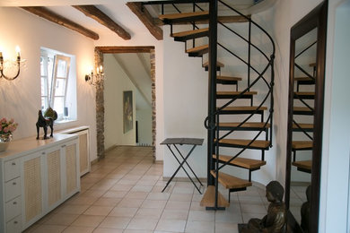 Modelo de entrada campestre con paredes beige y suelo de baldosas de cerámica