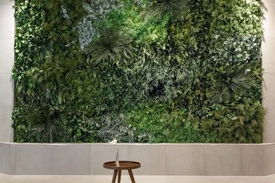 Geräumiges Modernes Foyer mit grüner Wandfarbe, Kalkstein und beigem Boden in München