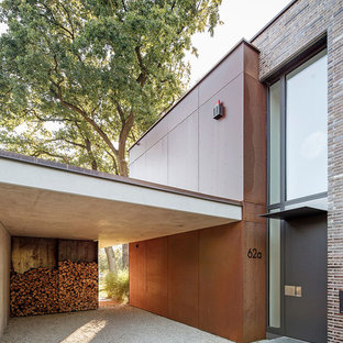 Mittelgroßer Moderner Eingang mit brauner Wandfarbe und grauem Boden in Köln