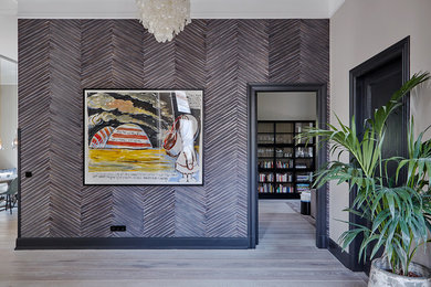 Großes Modernes Foyer mit lila Wandfarbe, dunklem Holzboden und grauem Boden in Hamburg