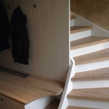 Treppe aus Holz mit Garderobe in Abstimmung