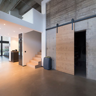 Großer Industrial Eingang mit Foyer, weißer Wandfarbe, Betonboden und grauem Boden in Sonstige