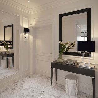 Mittelgroßer Klassischer Eingang mit Marmorboden, Foyer, weißer Wandfarbe, Einzeltür, weißer Tür und weißem Boden in Berlin