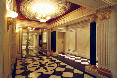 Geräumiges Klassisches Foyer mit beiger Wandfarbe, Marmorboden, Doppeltür, heller Holzhaustür und buntem Boden in Berlin