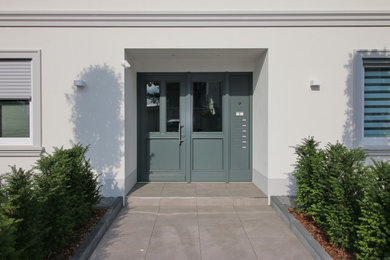 Mittelgroße Haustür mit weißer Wandfarbe, Granitboden, Einzeltür, grauer Haustür und grauem Boden in Bonn
