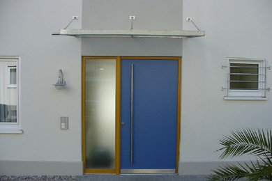 Moderne Haustür mit grauer Wandfarbe, Einzeltür und blauer Haustür in Frankfurt am Main