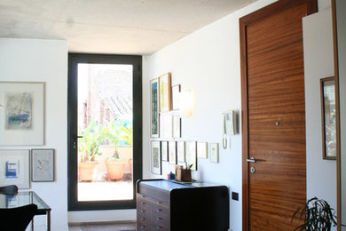 Idee per una piccola porta d'ingresso contemporanea con pareti bianche, pavimento in terracotta, una porta singola e una porta in legno bruno