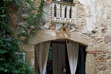 Imagen de puerta principal mediterránea de tamaño medio con paredes beige y puerta doble
