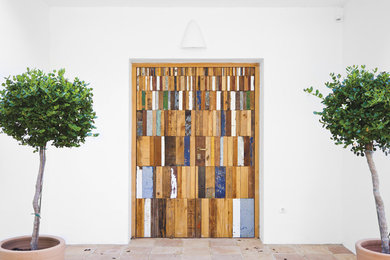 Imagen de puerta principal mediterránea de tamaño medio con paredes blancas y puerta doble