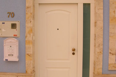 Imagen de puerta principal tradicional renovada pequeña con puerta simple y puerta blanca