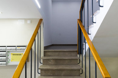 バルセロナにある高級な広いコンテンポラリースタイルのおしゃれな階段の写真