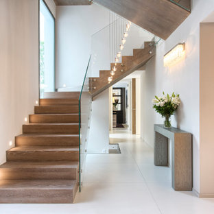 Modelo de distribuidor contemporáneo, grande, con paredes blancas y suelo blanco