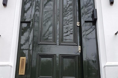 ロンドンにあるトラディショナルスタイルのおしゃれな玄関の写真