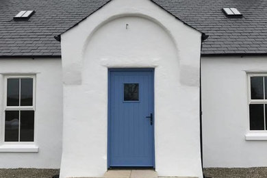 ベルファストにある中くらいなカントリー風のおしゃれな玄関ドア (白い壁、青いドア) の写真