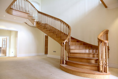 Imagen de escalera tradicional grande