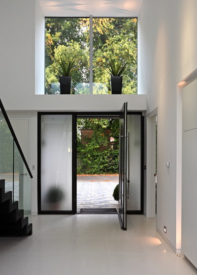 Contemporary Entrance by Tye Architects