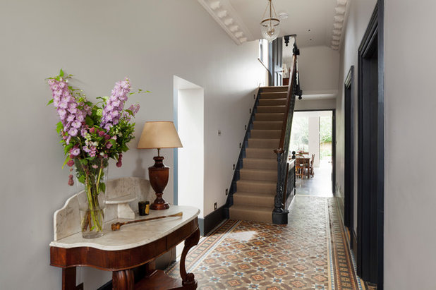 Traditional Entrance by FT Architects Ltd