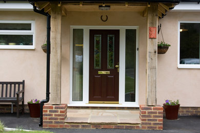 Modelo de puerta principal actual con puerta marrón