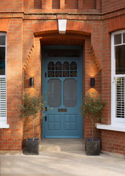 Contemporary Entrance by MH Costa Construction Ltd